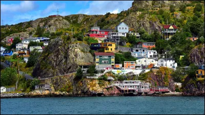 Quelle &icirc;le du Canada est s&eacute;par&eacute;e du territoire du Labrador par le d&eacute;troit de Belle Isle ?