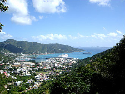 En l'honneur de quelle sainte Christophe Colomb a-t-il baptis&eacute; les &icirc;les Vierges britanniques ?