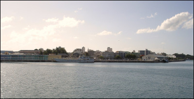 Sur quelle &icirc;le de l'Atlantique se situe la commune de Pointe &agrave; Pitre ?