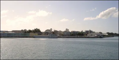 Sur quelle &icirc;le de l'Atlantique se situe la commune de Pointe &agrave; Pitre ?