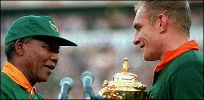 Qui interpr&egrave;te le r&ocirc;le de Francois Pienaar dans le film ''Invictus'' ?