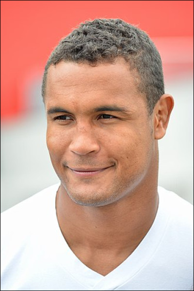 Combien de plaquages a effectu&eacute;s Thierry Dusautoir lors du match contre la Nouvelle-Z&eacute;lande en 2007, et qui constitue encore aujourd'hui un record ?