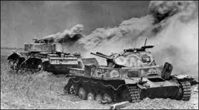 Ce 5 juillet, commence la bataille de Koursk, plus grande bataille de chars de la guerre, qui va opposer 3000 chars allemands à 3000 chars soviétiques : c'était en ...