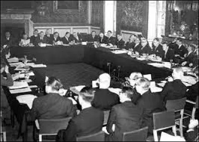 Ce 5 mai, le Conseil de l'Europe, organisation intergouvernementale est fondé par dix pays (Belgique, Danemark, France, Irlande, Italie, Luxembourg, Pays-Bas, Norvège, Suède et Royaume-Uni) : c'était en ...