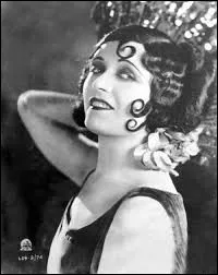 Comment appelle-t-on cette petite m&egrave;che de cheveux en forme de boucle, coll&eacute;e sur la tempe ?