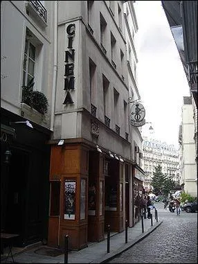 Quel cinma d'art et essai parisien diffuse, et ce depuis une vingtaine d'anne, The Rocky Horror Pictures Show tous les vendredi et samedi soir ?