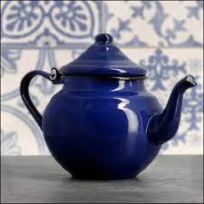 Cet après-midi, je suis obligée d'accompagner mon arrière-grand-mère à son club de lecture. 
Au bout d'une heure, c'est l'heure du thé. Dans quoi est-il servi ?