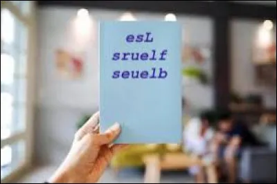 À la fin, nous devons lire ce livre pendant la semaine : (image). Sa particularité ? Le titre est écrit à l'envers ! Parviendras-tu à le retrouver ?