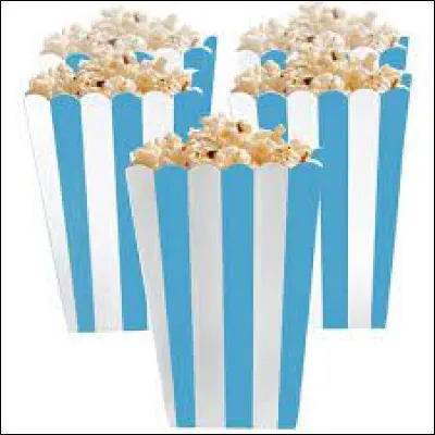 Avant le film, mon ami me demande ce qui me ferait plaisir. Je réponds pop-corn sans hésiter, comme tout le monde d'ailleurs ! 
Serais-tu capable de compter combien de rayures bleues (sur le premier côté) possède le premier paquet de l'image ?