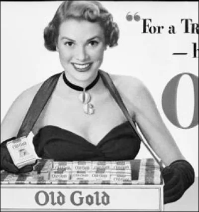 À 18 ans, elle quitte Philadelphie pour New York et s'inscrit à l'académie de théâtre. Elle a la volonté de devenir comédienne et de gagner son indépendance financière. Pour cela, elle :