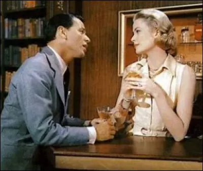 À 26 ans, Grace a déjà tourné trois films avec Alfred Hitchcock. Elle va encore chanter dans une comédie musicale. Dans ce dernier film, elle jouera avec celui qui sera "un ami pour la vie" :