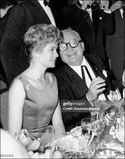 En avril 1956, à Monaco, a lieu le mariage du siècle. Grace Kelly épouse Rainier III et devient altesse sérénissime. Son premier challenge sera :