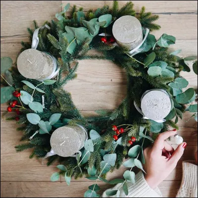 La question sur Noël ! Selon la tradition, sur la couronne de Noël, on allume une bougie toutes les semaines. Quel jour le fait-on ?