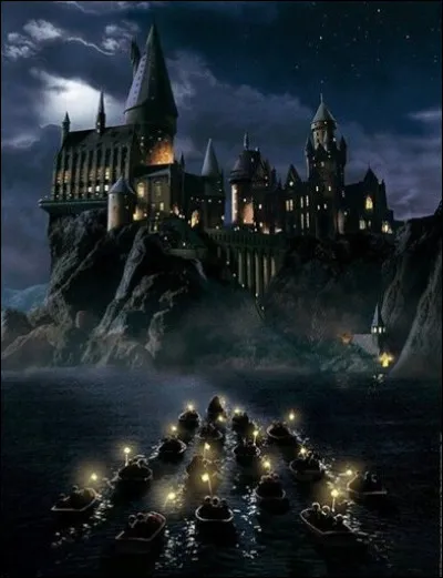 Tu dois maintenant traverser le lac dans une barque, comme tous les élèves de première année. Tu entends une élève dire qu'un calamar géant vit dans l'étendue d'eau sombre...