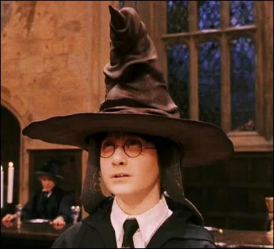 C'est enfin ton tour de passer sous le Choixpeau ! En posant le vieux couvre-chef sur ta tête, tu n'as qu'une pensée à l'esprit...