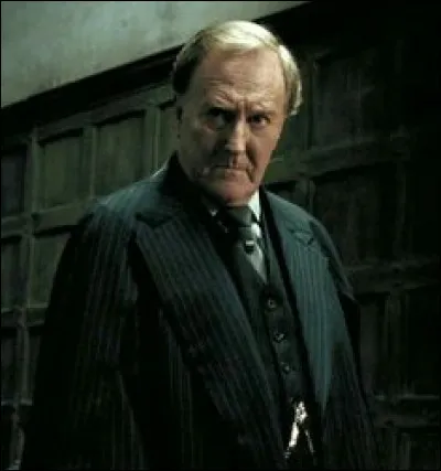 Où le ministre de la Magie emmène-t-il Hagrid ?