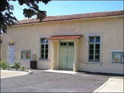 Nous sommes en Nouvelle-Aquitaine, à Longré. Commune de l'arrondissement de Confolens, elle se situe dans le département ...