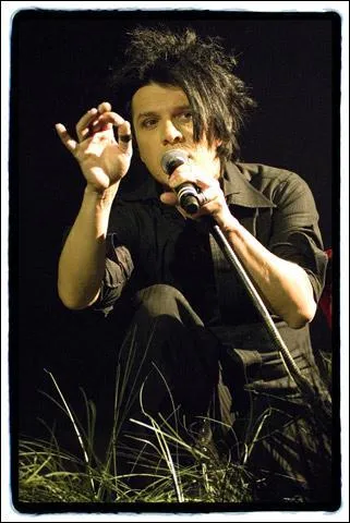 De quel groupe cet homme est-il le chanteur ?