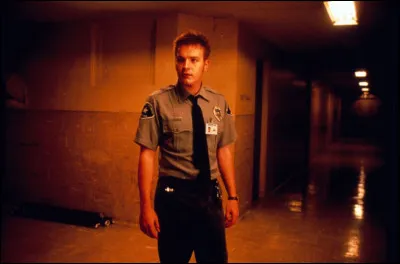 Quel est le nom de la personne qui veille sur la sécurité des personnes et des biens pendant la nuit ?