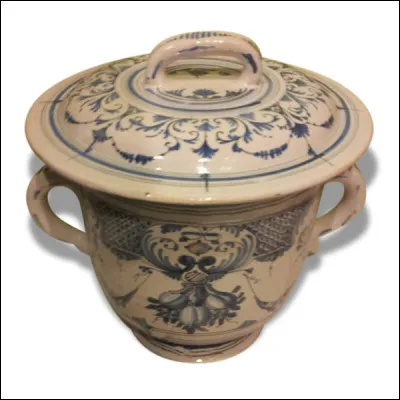 Quel est le nom du récipient destiné à recevoir les déjections nocturnes d'un humain ?