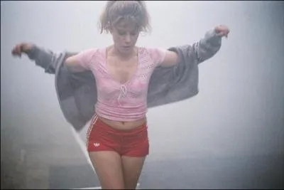 Quel acteur tient l'affiche avec elle, en tant que 'Romo', dans le film 'Darling' sorti en 2007 ?