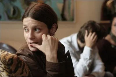 Dans 'Le Plaisir de chanter' (2008), elle incarne un agent secret qui s'inscrit  un cours d'art lyrique afin de retrouver :