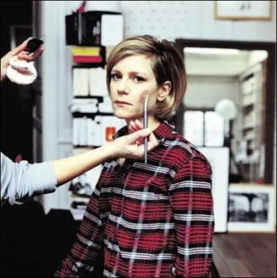 Dans quelle tenue pose-t-elle pour l'affiche du 'Bal des actrices' de Mawenn Le Besco ?