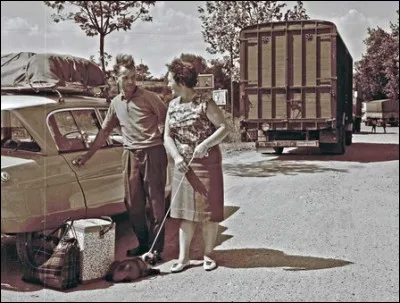 Quelle est cette auto en pause sur le bord d'une nationale ?