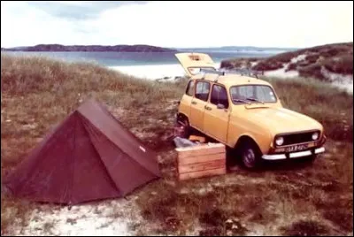 Quelle est cette auto dont les occupants s'adonnent au camping sauvage ?