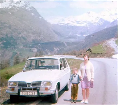 Nous sommes bien arrivés à la montagne grâce à cette berline des années 60-70. Laquelle est-ce ?