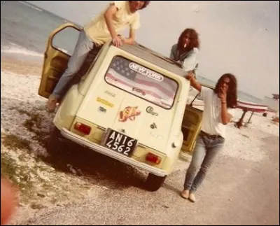 À bord de quelle auto, l'équipe est-elle arrivée à la mer ?