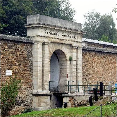 Quel type de militaire existant depuis lAntiquité a encore un régiment de larmée française basé à la forteresse du Mont-Valérien ?
