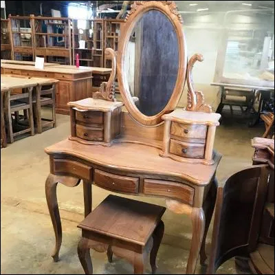 Quel meuble apparu sous la Régence est un petit bureau équipé dun miroir ?