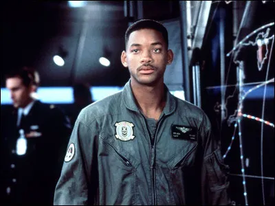 Il joue ici, le rôle du capitaine Steven Hiller, un pilote de chasse de l'armée américaine. Son personnage est au cur de la lutte de l'humanité contre une invasion extraterrestre massive. Quel est ce film ?