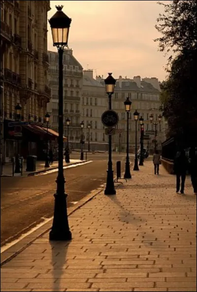 Imaginons, tu passes dans la rue tu croises le num&eacute;ro 13 d'une maison, tu te dis que c'est le hasard.Sauf qu'en continuant, tu ne regardes pas devant toi et tu brises quelque chose.Quelle est cette "chose" ?