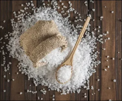 Tu rentres chez toi.Tu vas &agrave; table et manges, tu as besoin de rajouter du sel, mais par maladresse, tu renverses du sel sur ta table !Chez quelles personnes trouvons-nous cette tradition ?