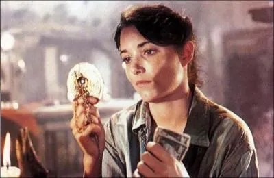 Dans quel pays se trouve Marion Ravenwood la premire fois qu'on la voit ?