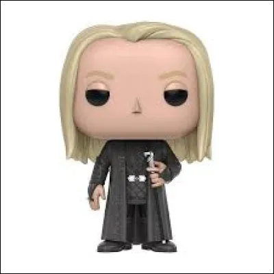 Quel est le nom des balais que Lucius Malefoy offre à l'équipe de Serpentard ?