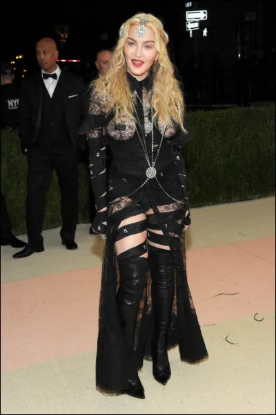 Qui est cette Louise, autrice-compositrice-interprète, chanteuse, actrice, productrice et femme d'affaires américaine ?