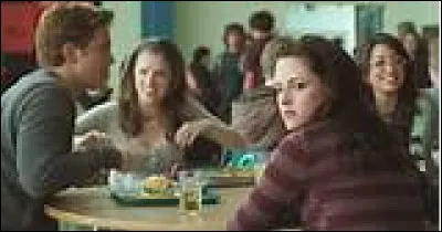 Lequel de ces personnages a adressé la parole en premier à Bella ?