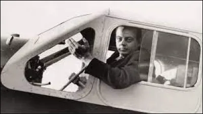 A quelle gare française l'aviateur Antoine de Saint-Exupéry a-t-il donné son nom ?