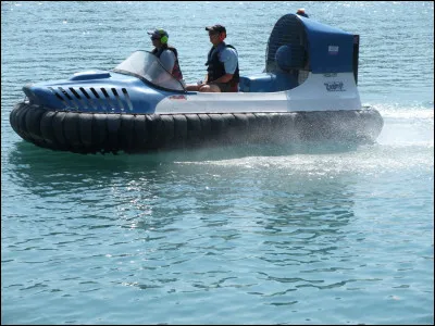 Quel est le nom de ce bateau ? On peut l'utiliser sur l'eau et sur la terre.