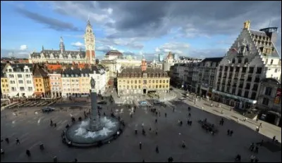 À Phil111 : voici la vieille Bourse, la Grand'Place et le siège historique de la gare du Nord. Peux-tu me dire dans quelle ville je suis allée me perdre ?