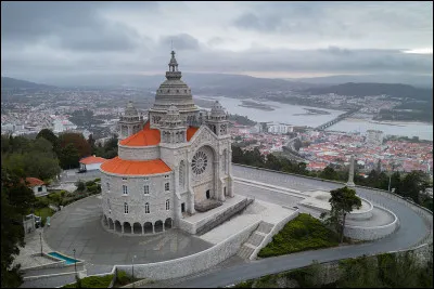 À Titi : où nous conseilles-tu de nous rendre pour admirer le sanctuaire de Santa Luzia ?