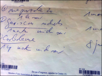 A quel insecte compare-t-on une écriture petite et illisible ?