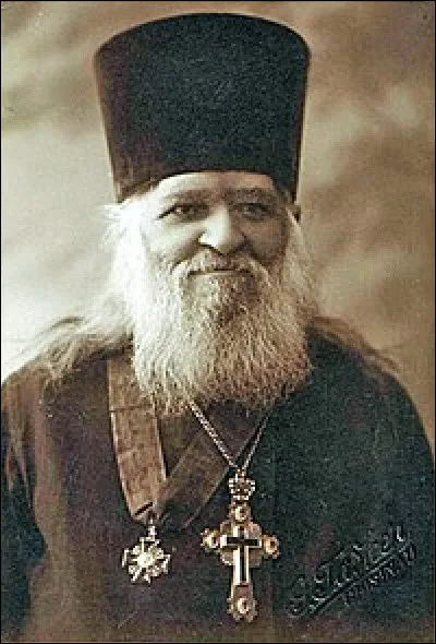 Comment s'appelle le couvre-chef cylindrique, g&eacute;n&eacute;ralement de couleur noire, port&eacute; par les moines orthodoxes ou catholiques-orientaux ?