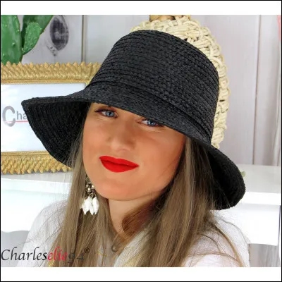 De quelle couleur est le chapeau de la dame ?