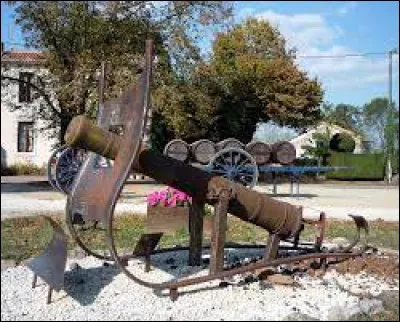 Si vous voulez voir ce canon de marine, direction Étouars. Village néo-aquitain, dans l'arrondissement de Nontron, il se situe dans le département ...