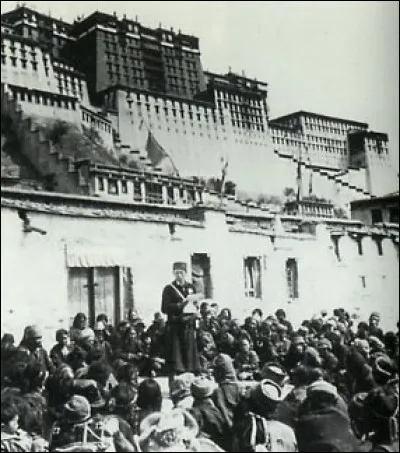 Ce 7 octobre, l'armée chinoise intervient au Tibet pour en reprendre le contrôle : c'était en ...