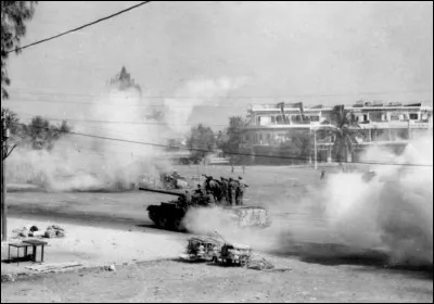 Ce 7 janvier, l'armée vietnamienne entre dans Phnom Penh ; c'est la fin de la guerre entre le Cambodge et le Viêt Nam et la chute du régime des Khmers rouges : c'était en ...